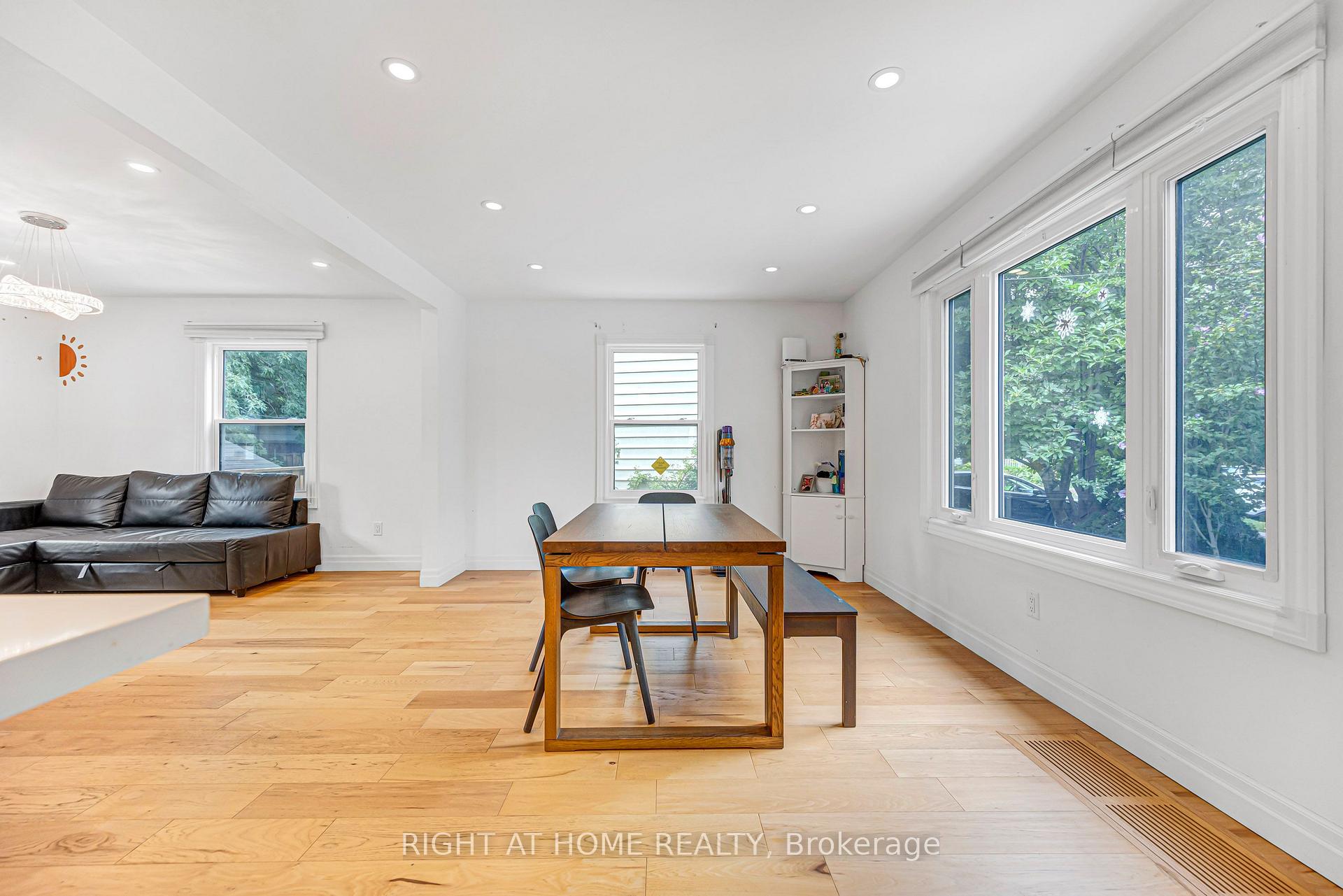 Photo 6 of 121 Hearst Circle, North York, Brookhaven-Amesbury — HOMEH