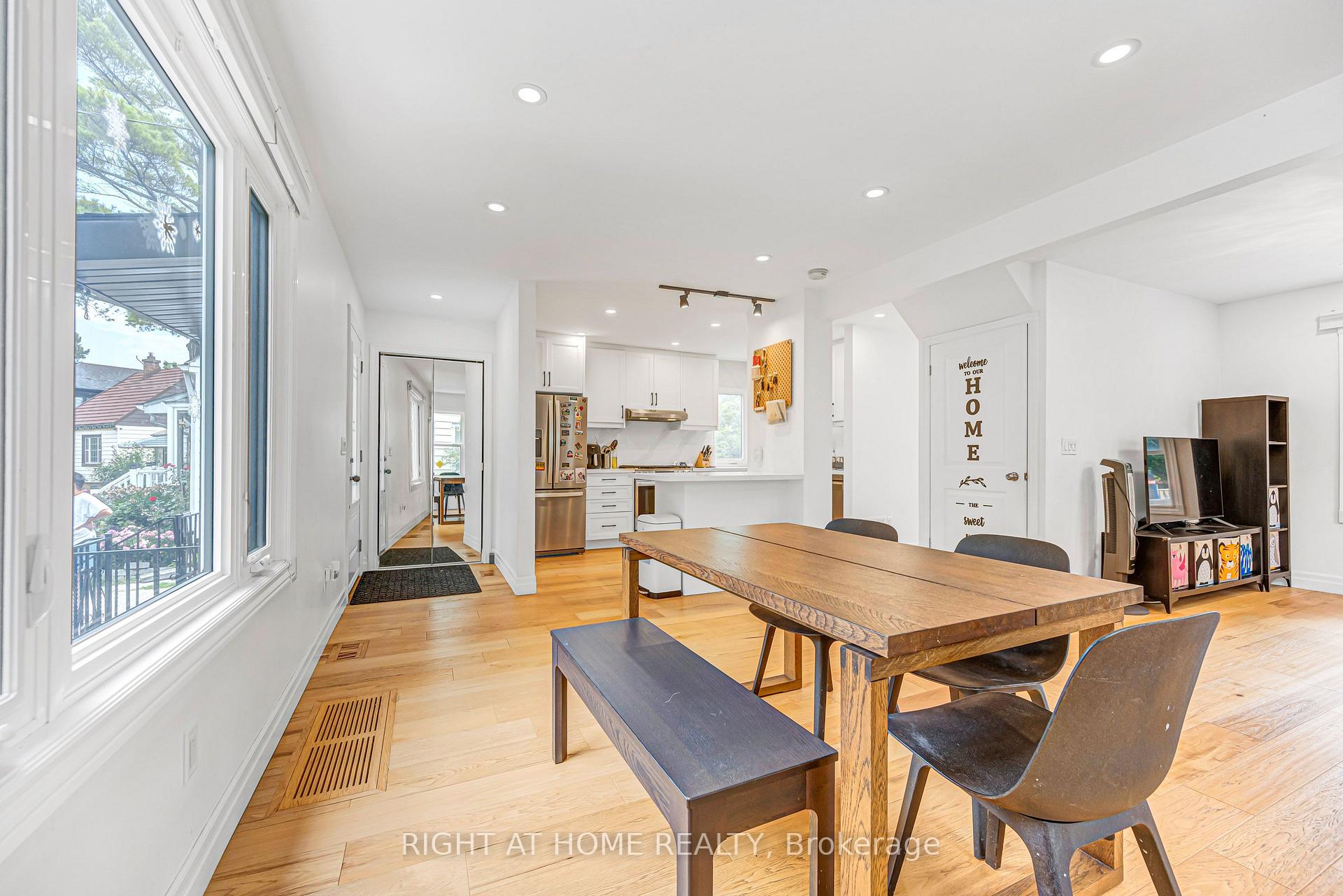 Photo 7 of 121 Hearst Circle, North York, Brookhaven-Amesbury — HOMEH