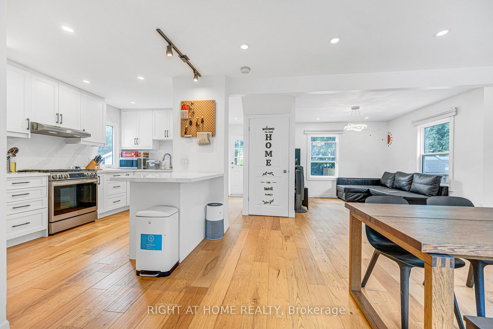 Photo 8 of 121 Hearst Circle, North York, Brookhaven-Amesbury — HOMEH