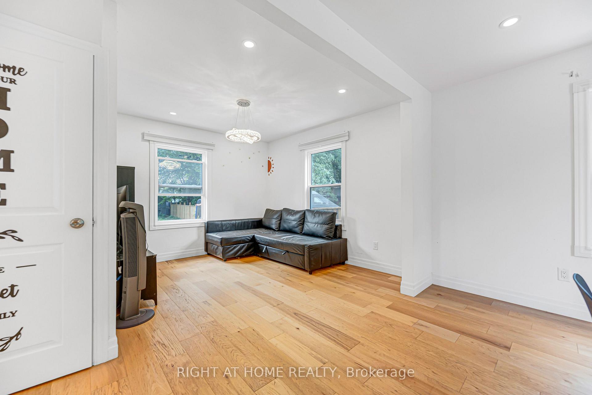 Photo 9 of 121 Hearst Circle, North York, Brookhaven-Amesbury — HOMEH