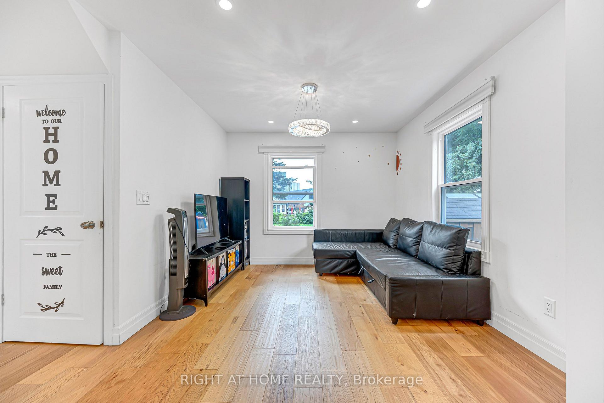 Photo 10 of 121 Hearst Circle, North York, Brookhaven-Amesbury — HOMEH