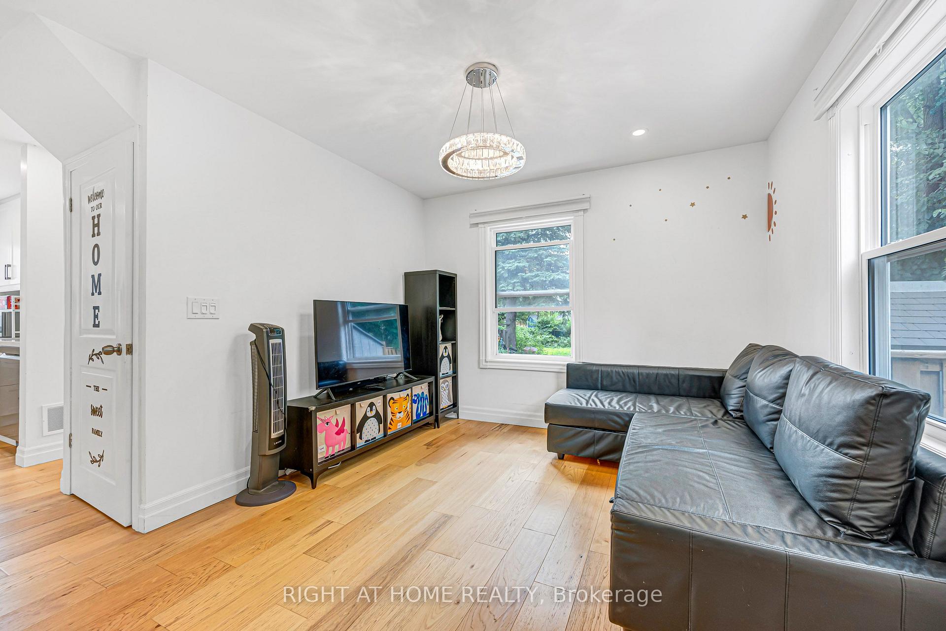 Photo 11 of 121 Hearst Circle, North York, Brookhaven-Amesbury — HOMEH