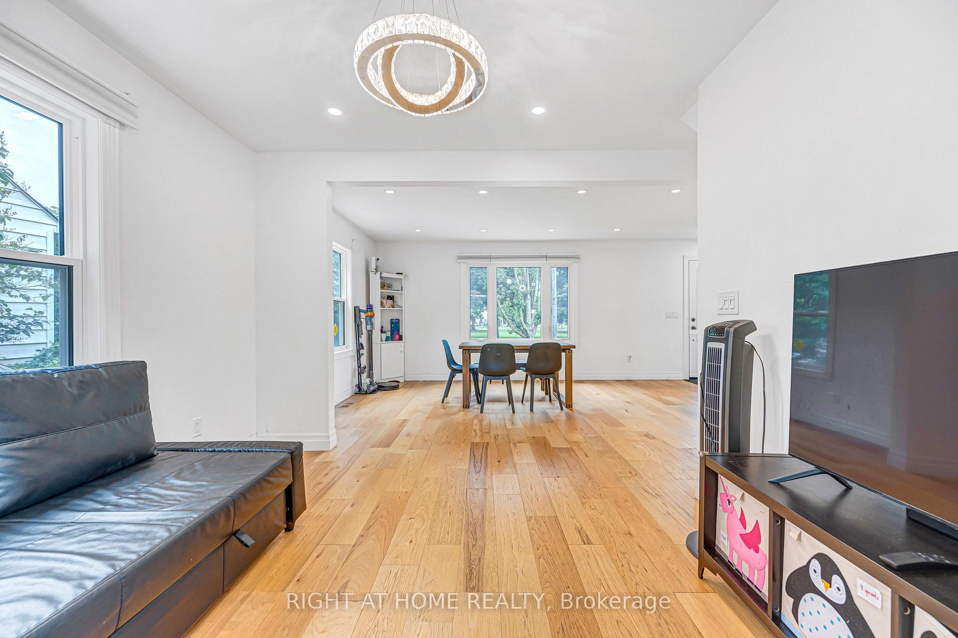 Photo 12 of 121 Hearst Circle, North York, Brookhaven-Amesbury — HOMEH