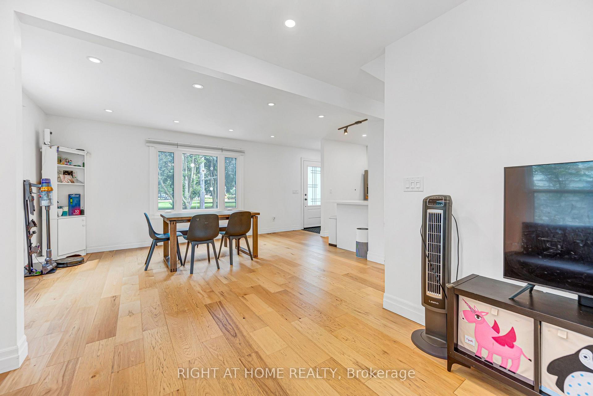 Photo 13 of 121 Hearst Circle, North York, Brookhaven-Amesbury — HOMEH