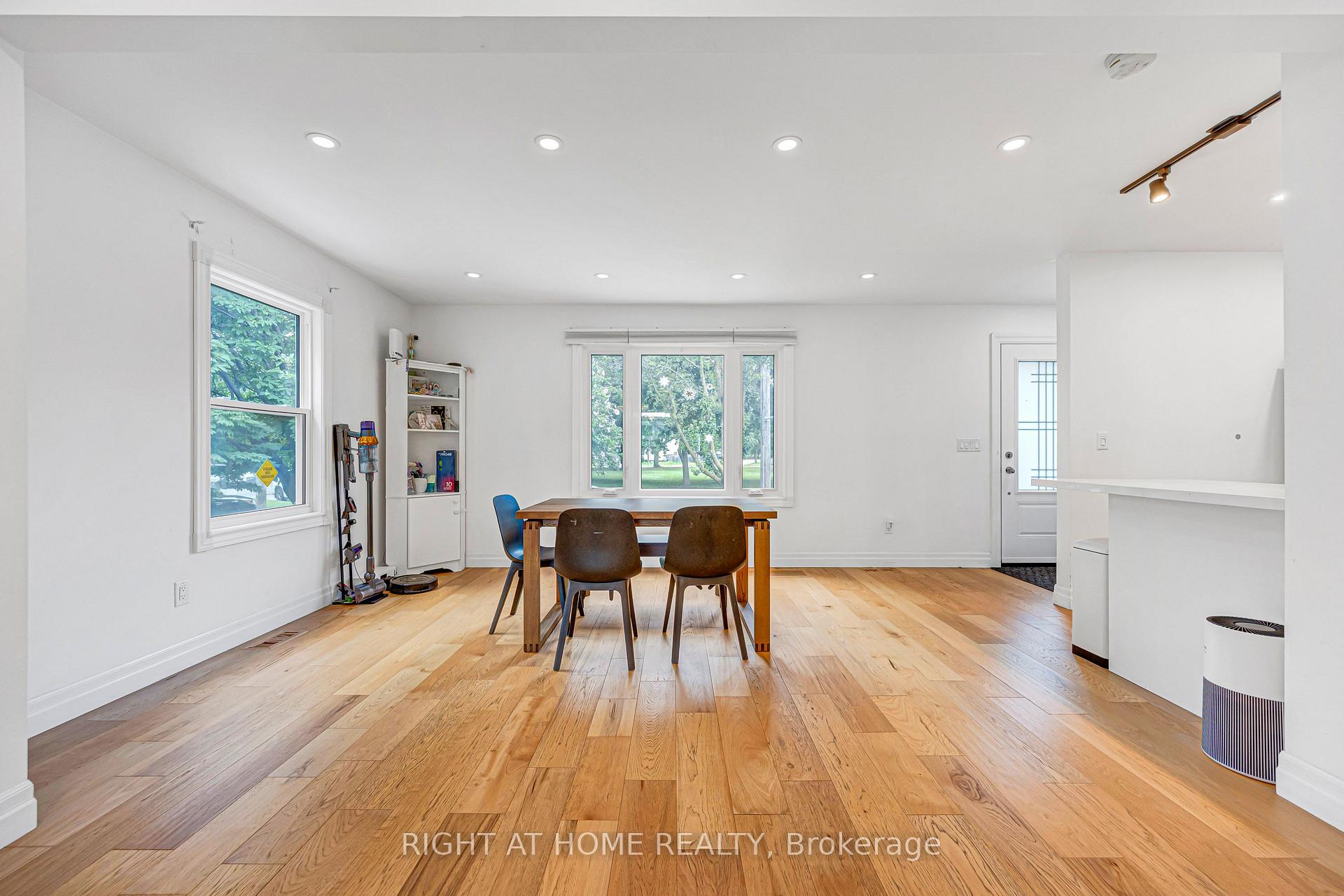 Photo 14 of 121 Hearst Circle, North York, Brookhaven-Amesbury — HOMEH