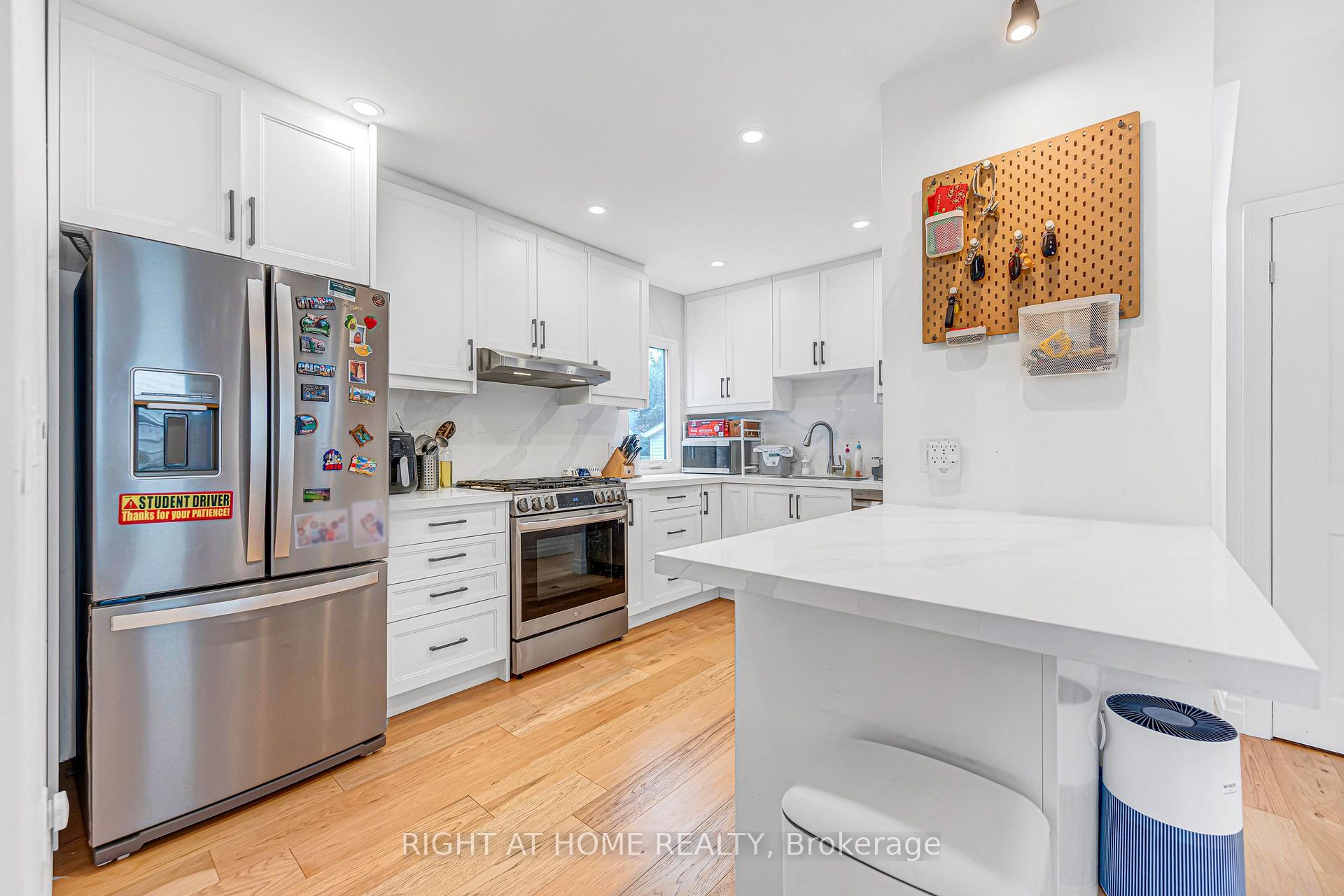 Photo 15 of 121 Hearst Circle, North York, Brookhaven-Amesbury — HOMEH