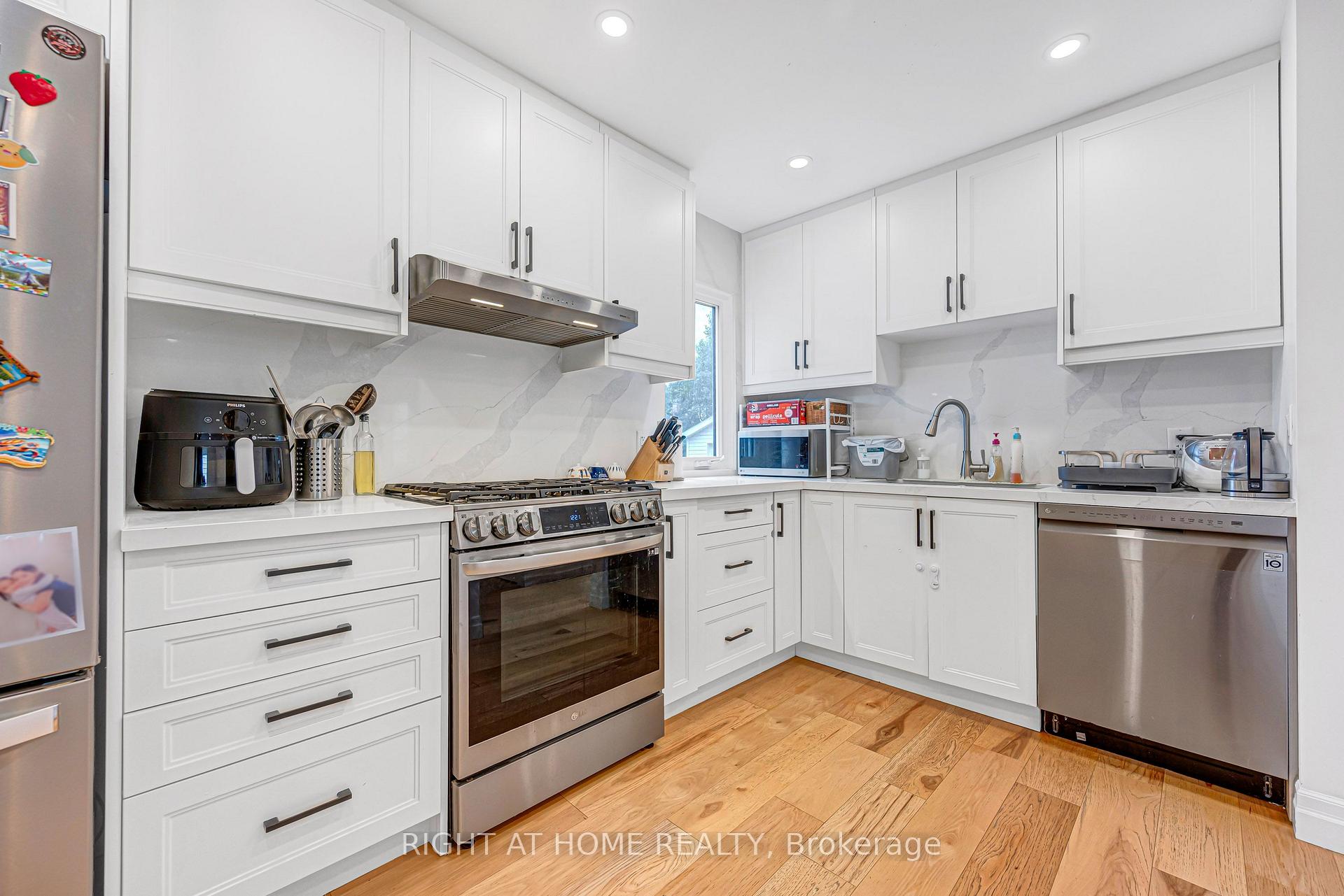 Photo 16 of 121 Hearst Circle, North York, Brookhaven-Amesbury — HOMEH