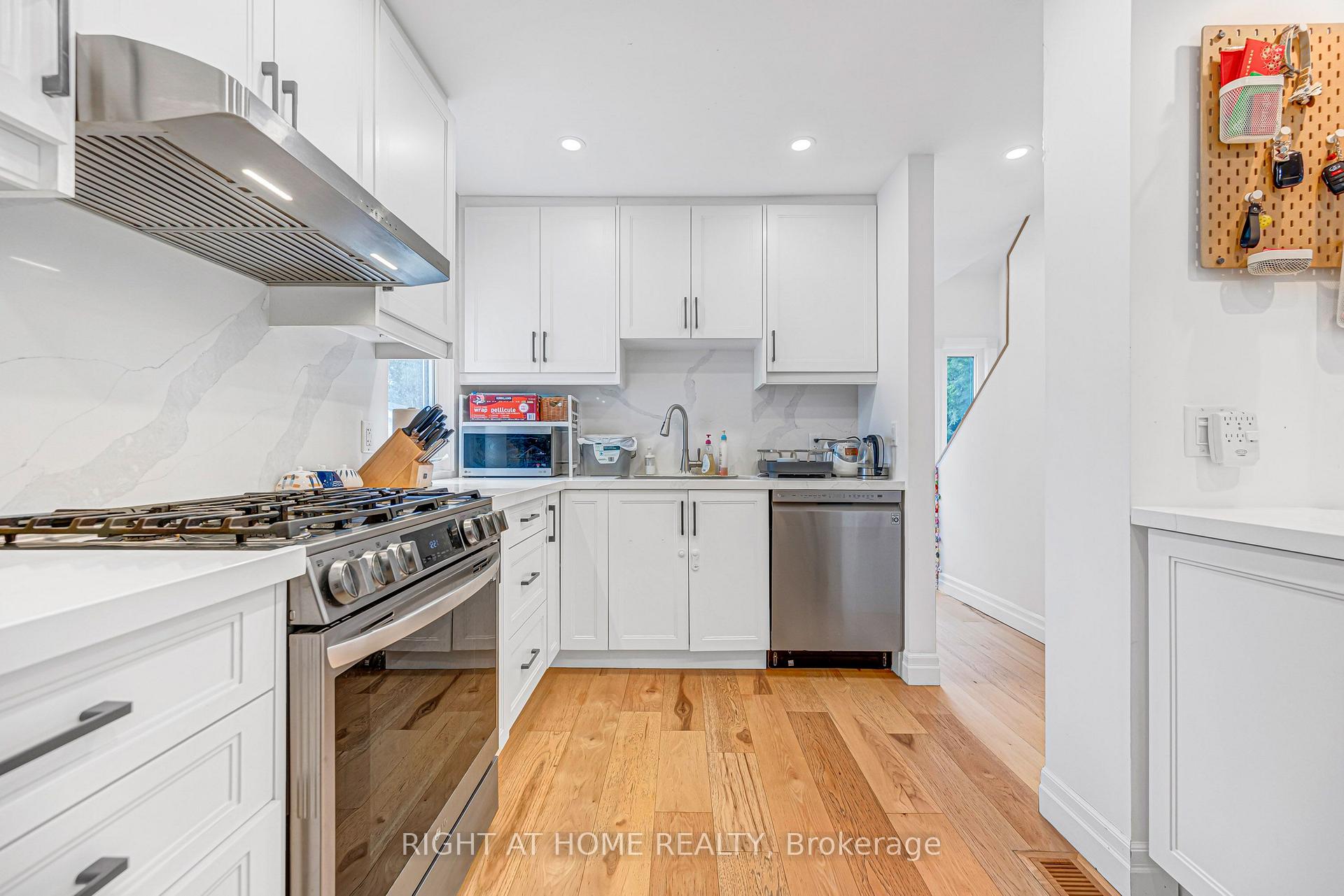 Photo 17 of 121 Hearst Circle, North York, Brookhaven-Amesbury — HOMEH