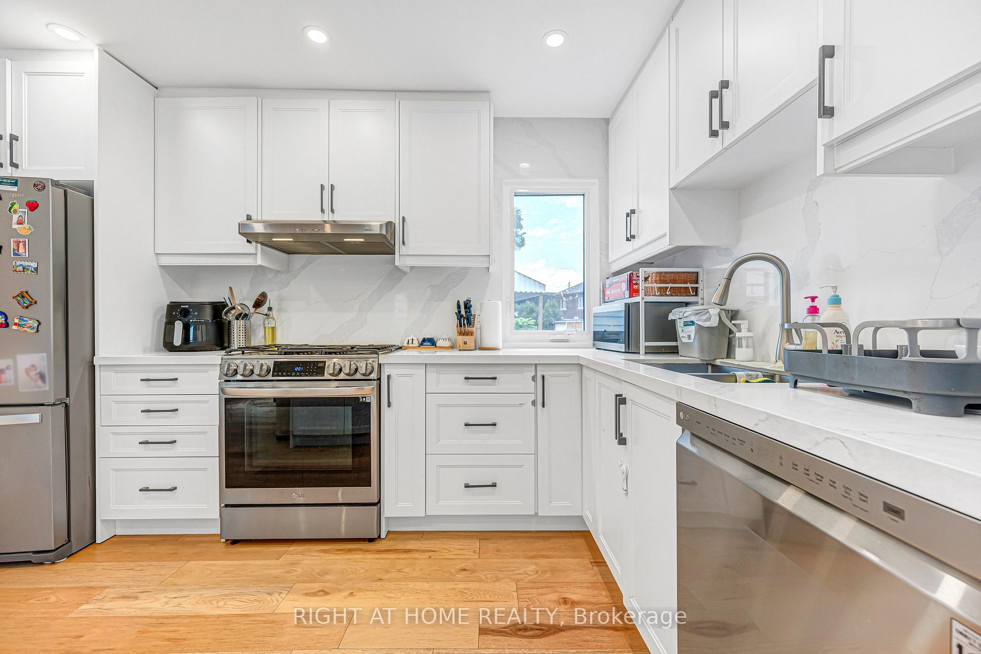 Photo 18 of 121 Hearst Circle, North York, Brookhaven-Amesbury — HOMEH