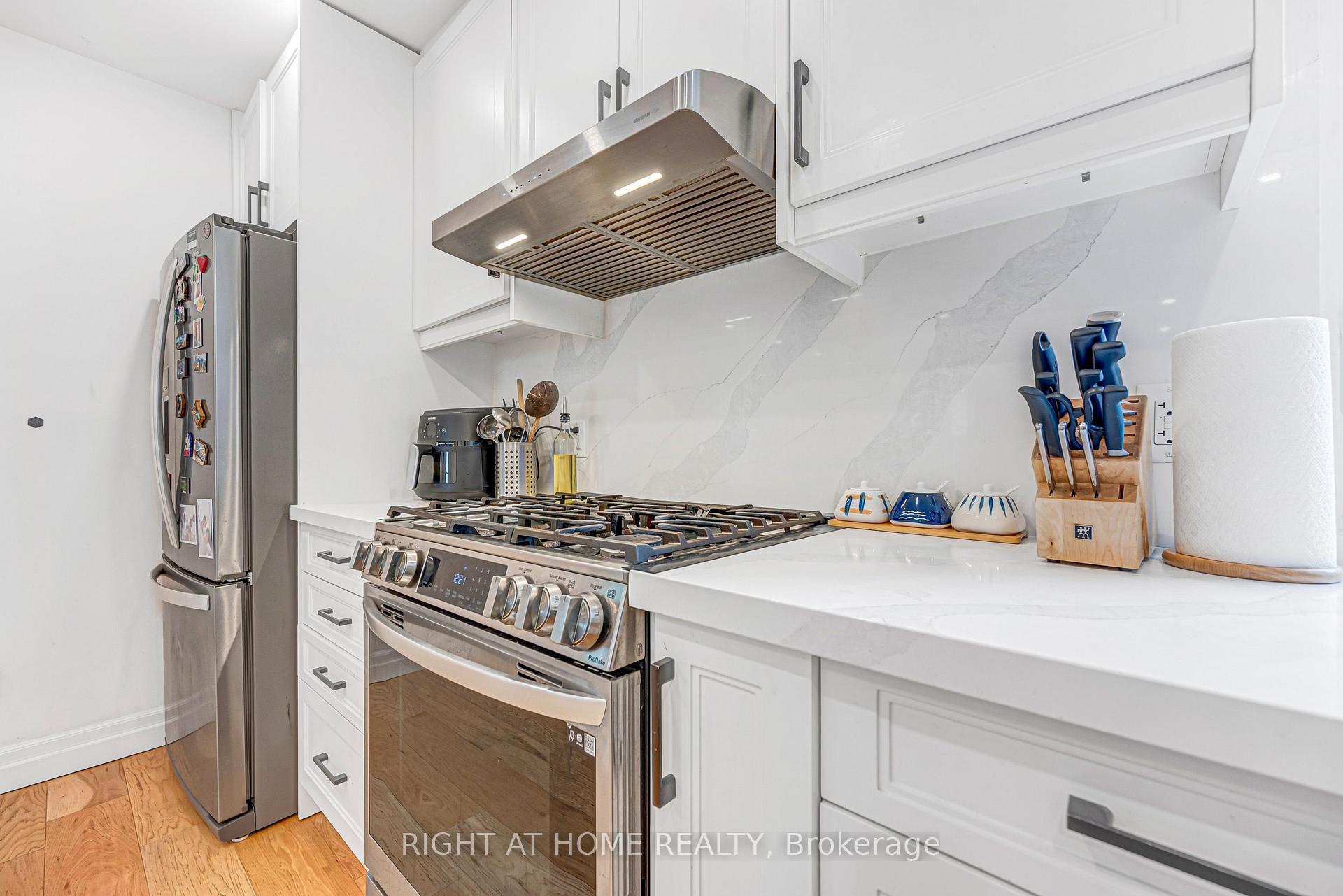 Photo 19 of 121 Hearst Circle, North York, Brookhaven-Amesbury — HOMEH