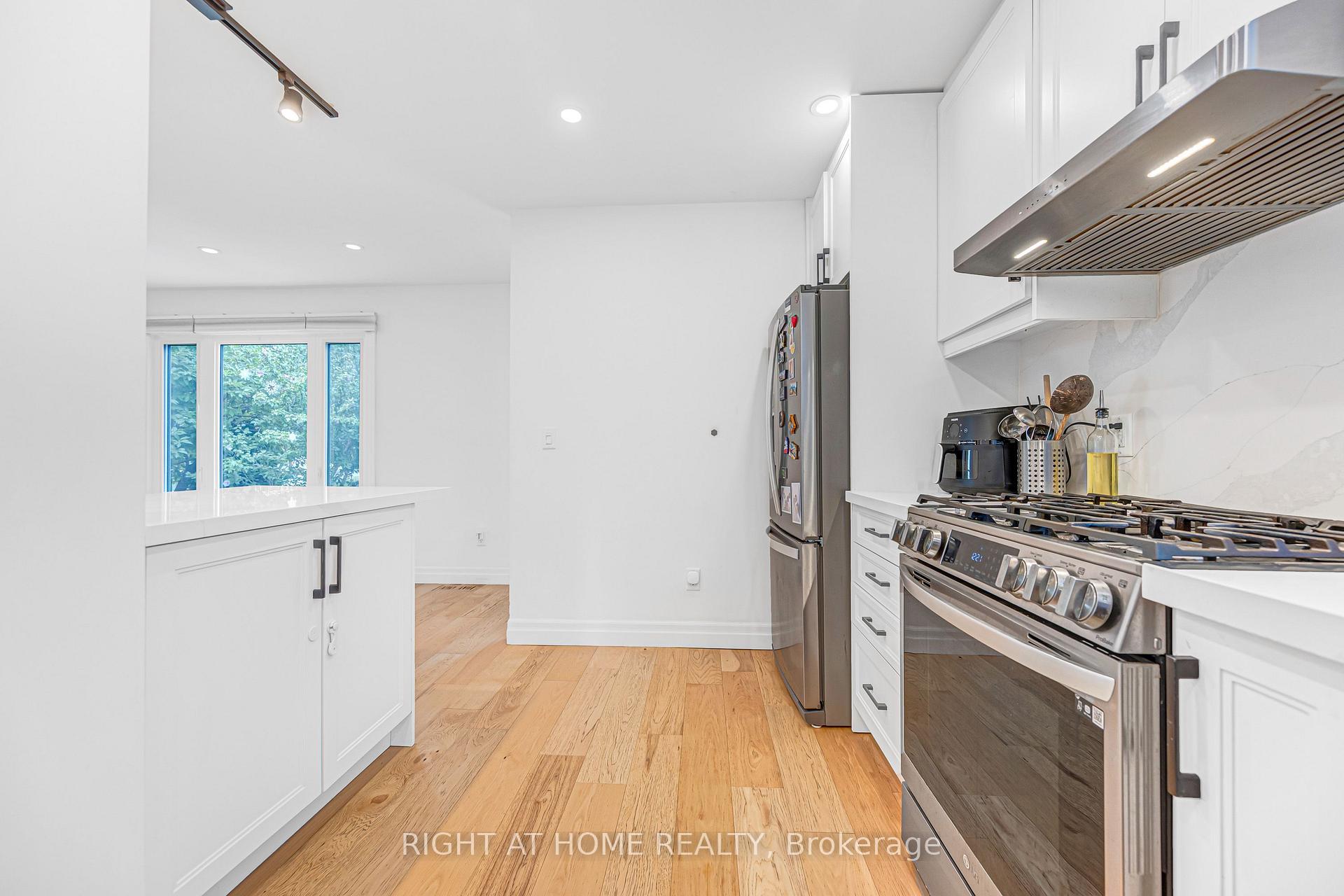 Photo 20 of 121 Hearst Circle, North York, Brookhaven-Amesbury — HOMEH