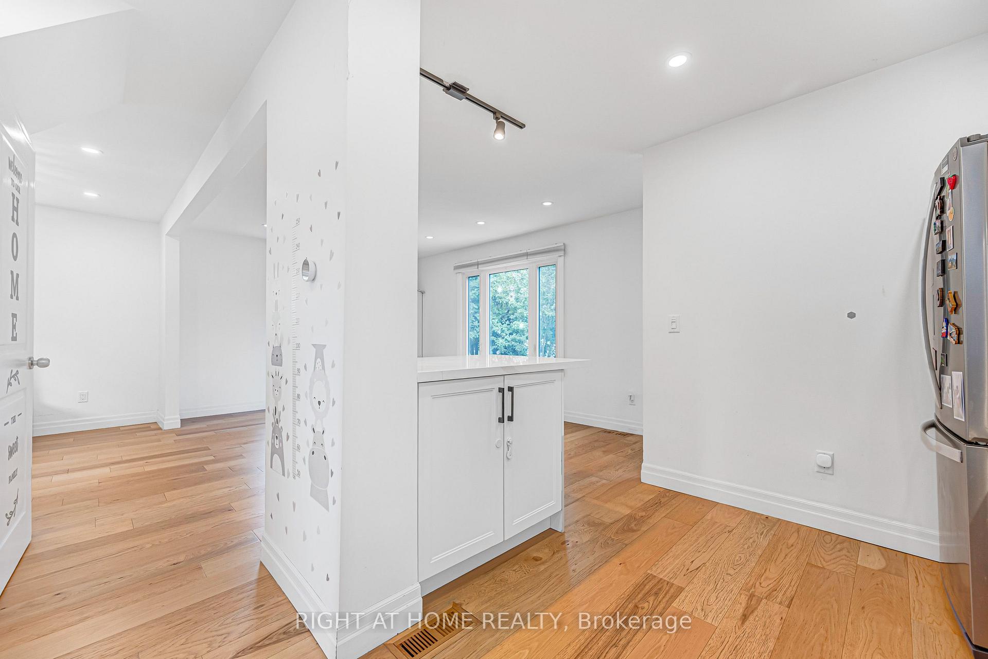 Photo 21 of 121 Hearst Circle, North York, Brookhaven-Amesbury — HOMEH