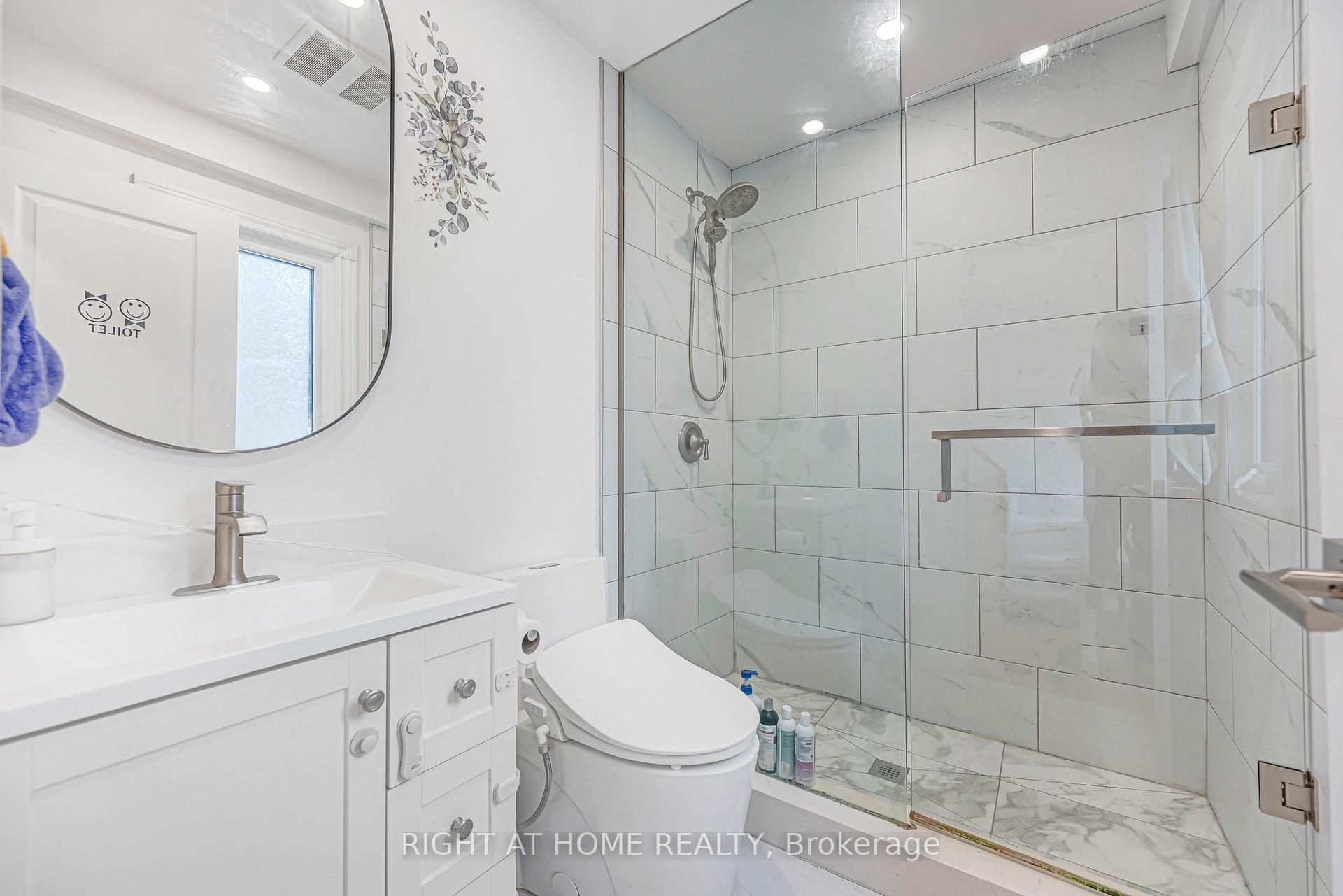 Photo 22 of 121 Hearst Circle, North York, Brookhaven-Amesbury — HOMEH