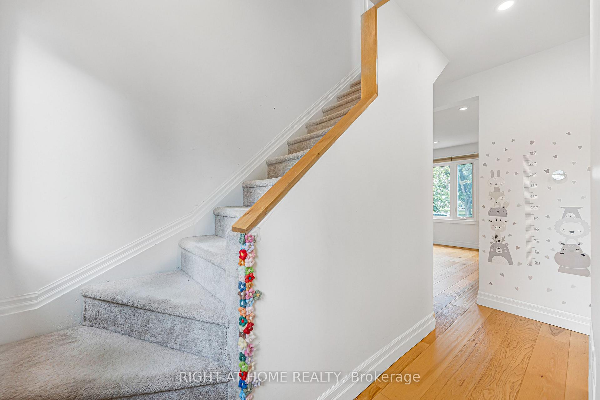 Photo 23 of 121 Hearst Circle, North York, Brookhaven-Amesbury — HOMEH