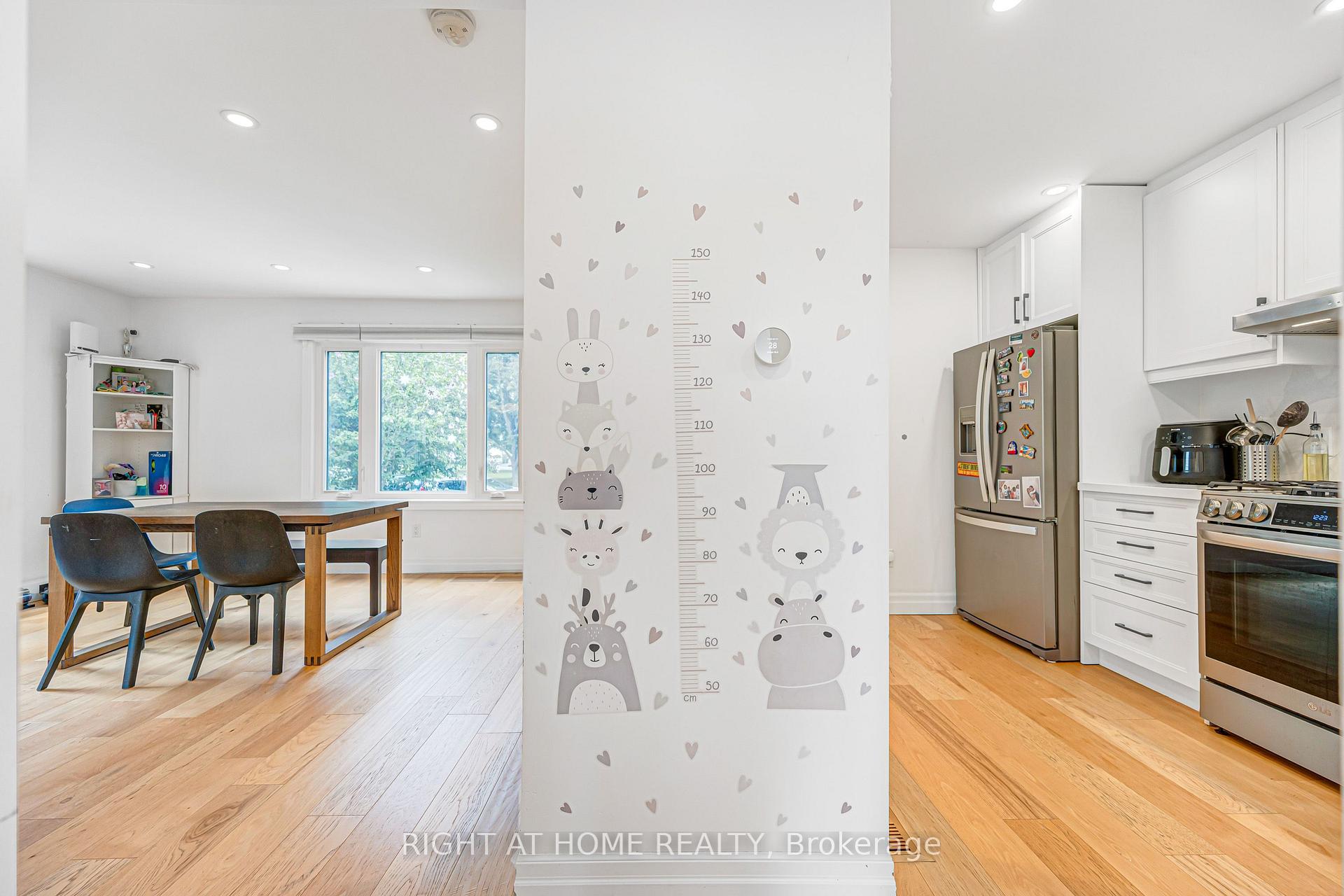 Photo 24 of 121 Hearst Circle, North York, Brookhaven-Amesbury — HOMEH
