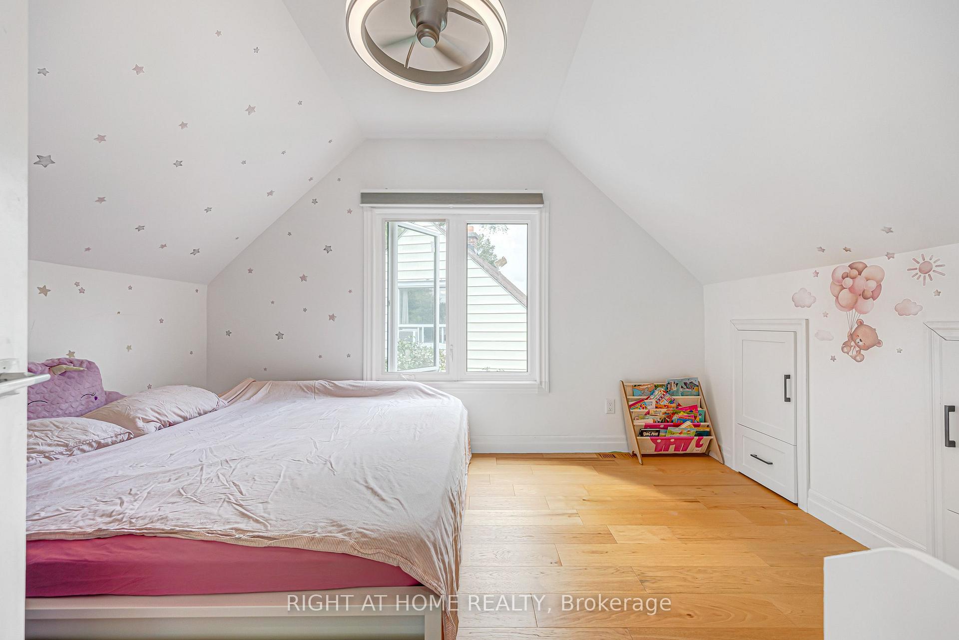 Photo 25 of 121 Hearst Circle, North York, Brookhaven-Amesbury — HOMEH