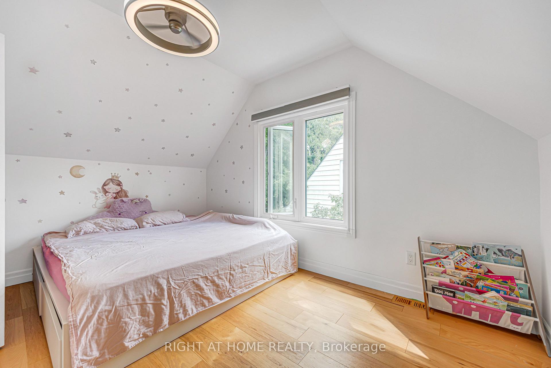 Photo 26 of 121 Hearst Circle, North York, Brookhaven-Amesbury — HOMEH