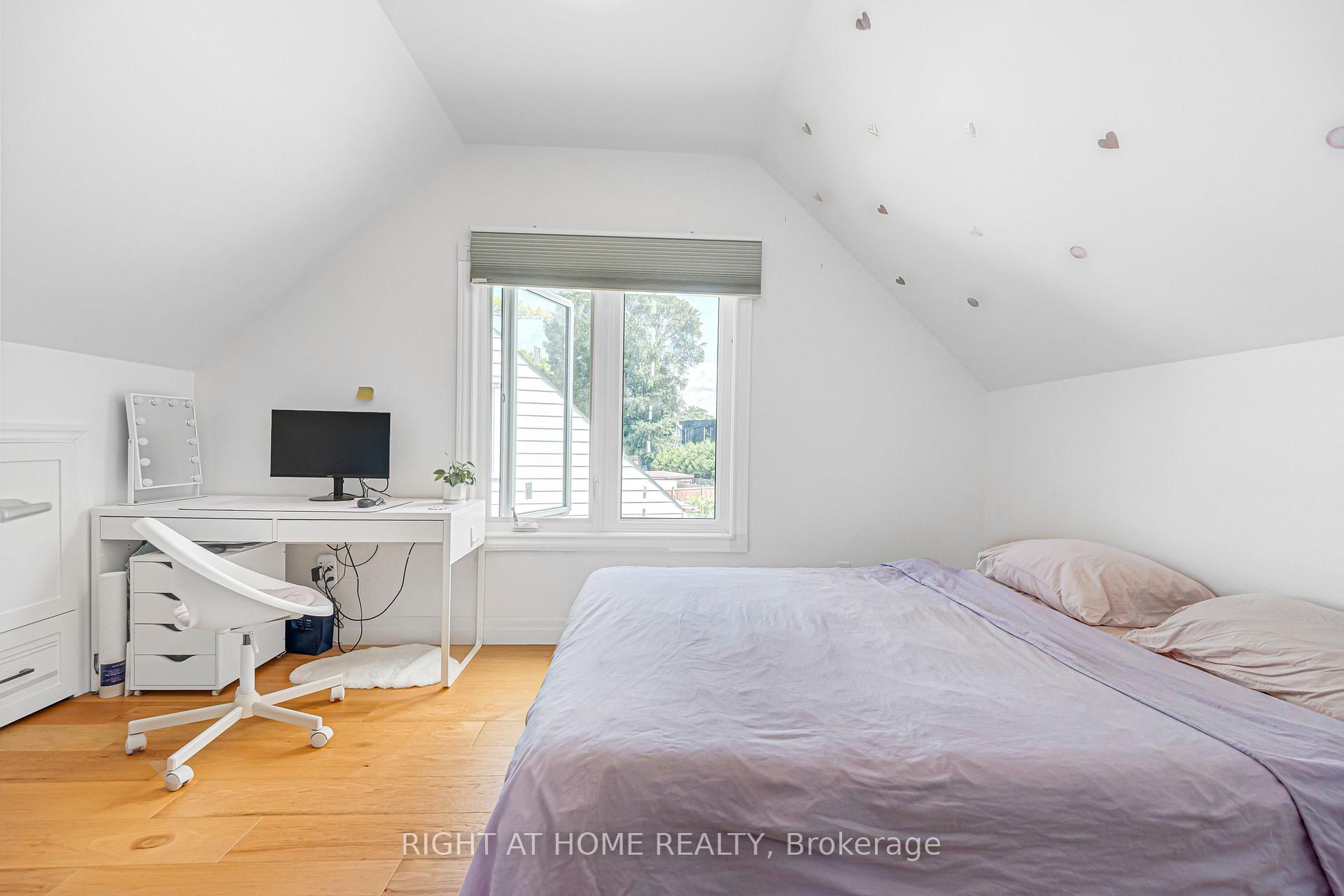 Photo 28 of 121 Hearst Circle, North York, Brookhaven-Amesbury — HOMEH