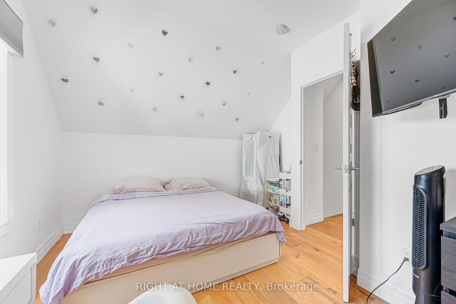 Photo 30 of 121 Hearst Circle, North York, Brookhaven-Amesbury — HOMEH
