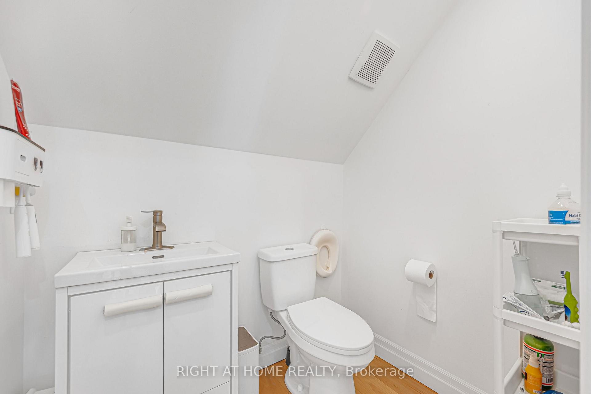 Photo 32 of 121 Hearst Circle, North York, Brookhaven-Amesbury — HOMEH