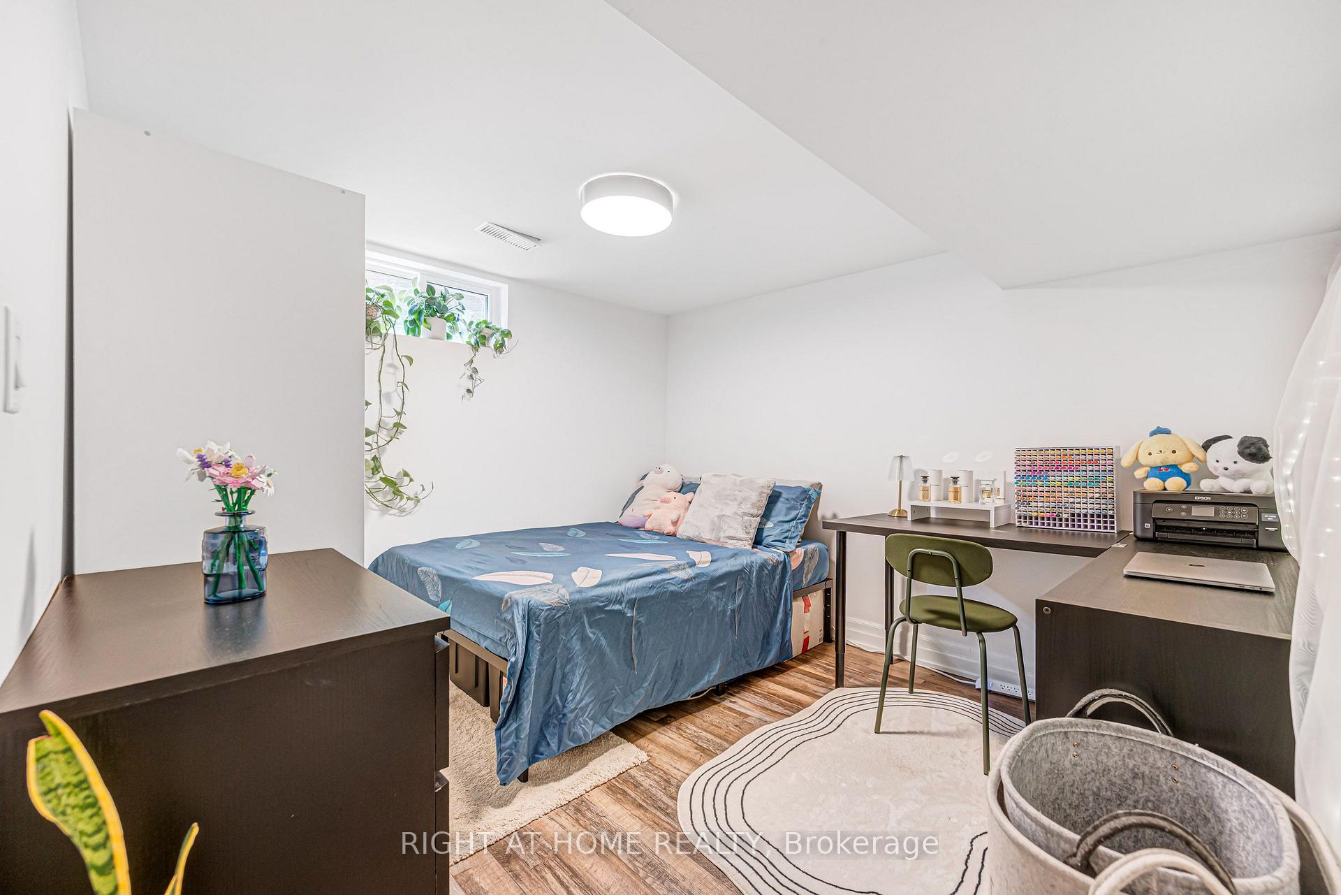 Photo 35 of 121 Hearst Circle, North York, Brookhaven-Amesbury — HOMEH