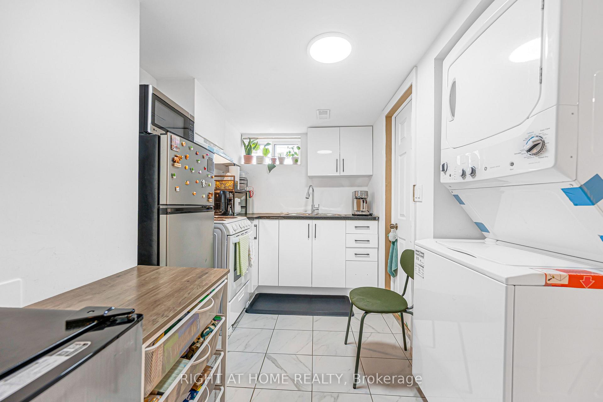 Photo 37 of 121 Hearst Circle, North York, Brookhaven-Amesbury — HOMEH