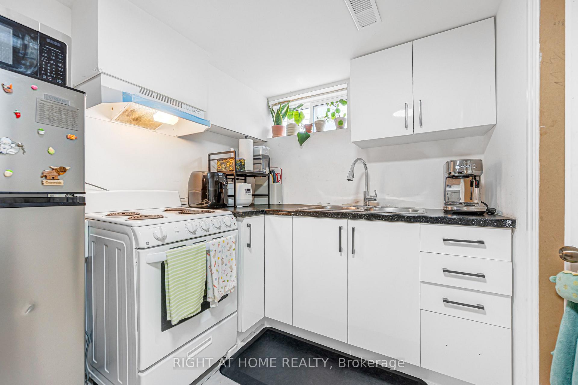 Photo 38 of 121 Hearst Circle, North York, Brookhaven-Amesbury — HOMEH