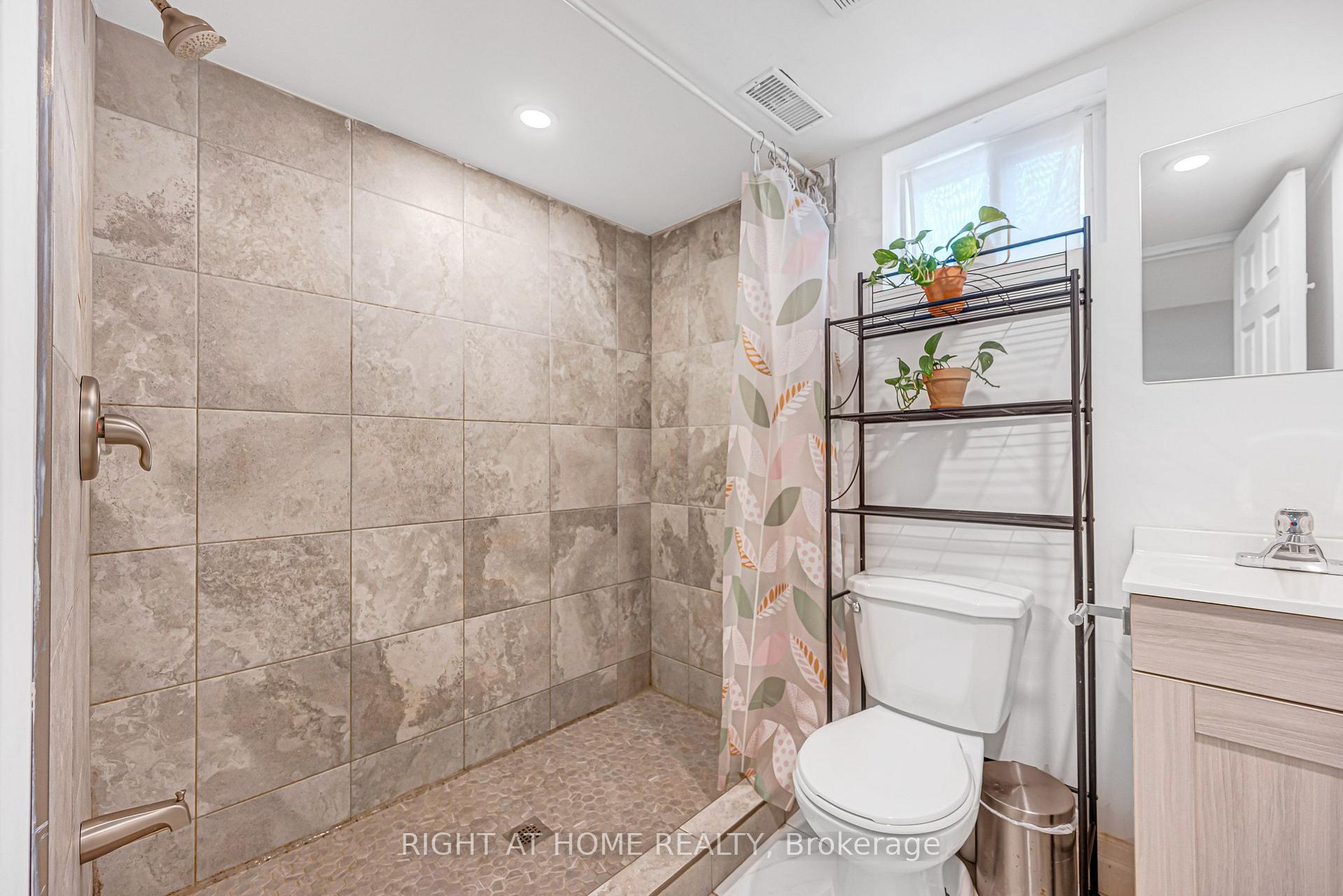 Photo 40 of 121 Hearst Circle, North York, Brookhaven-Amesbury — HOMEH