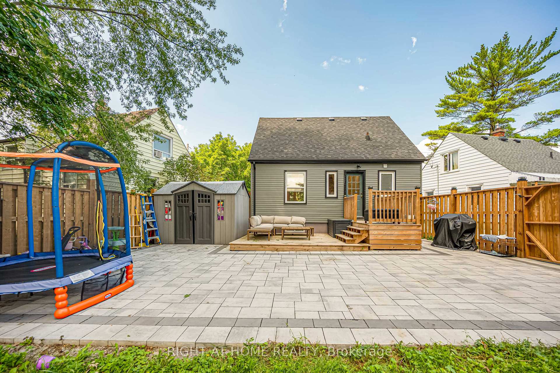 Photo 43 of 121 Hearst Circle, North York, Brookhaven-Amesbury — HOMEH