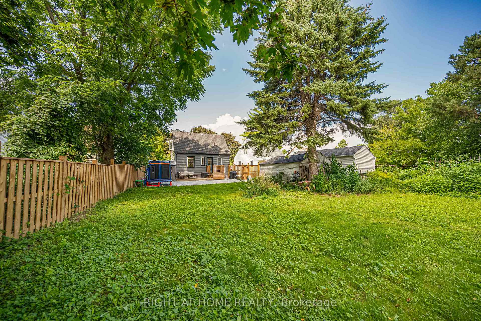 Photo 44 of 121 Hearst Circle, North York, Brookhaven-Amesbury — HOMEH