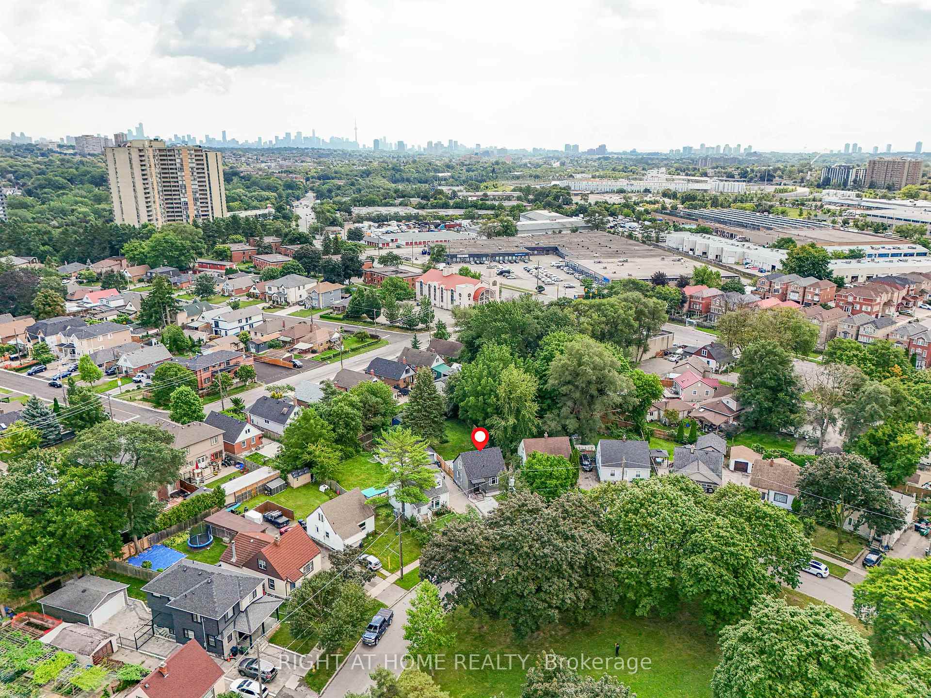 Photo 47 of 121 Hearst Circle, North York, Brookhaven-Amesbury — HOMEH