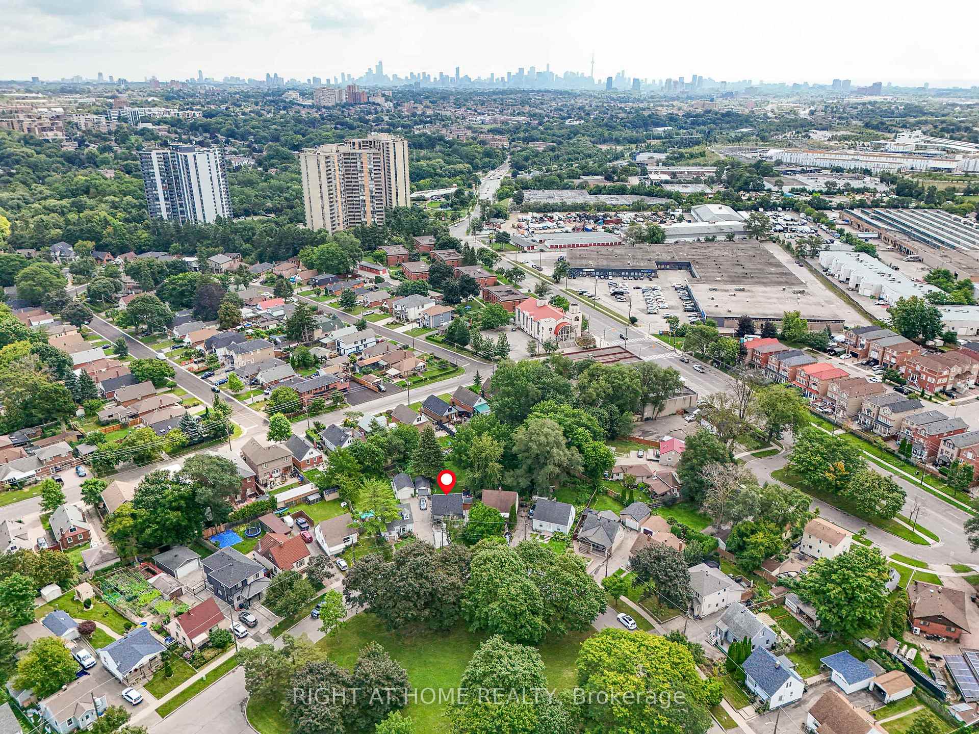 Photo 48 of 121 Hearst Circle, North York, Brookhaven-Amesbury — HOMEH