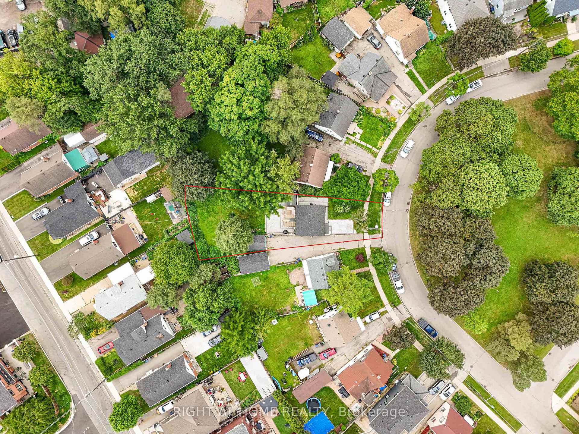 Photo 49 of 121 Hearst Circle, North York, Brookhaven-Amesbury — HOMEH