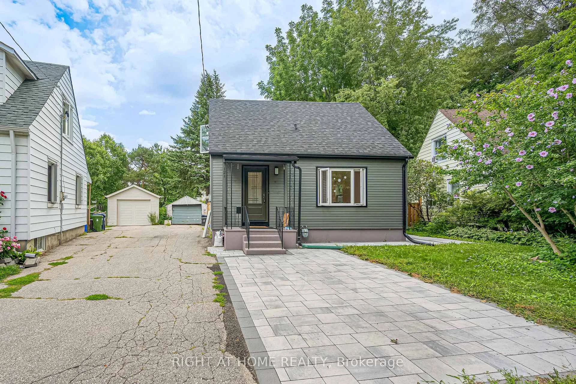 Photo 3 of 121 Hearst Circle, North York, Brookhaven-Amesbury — HOMEH