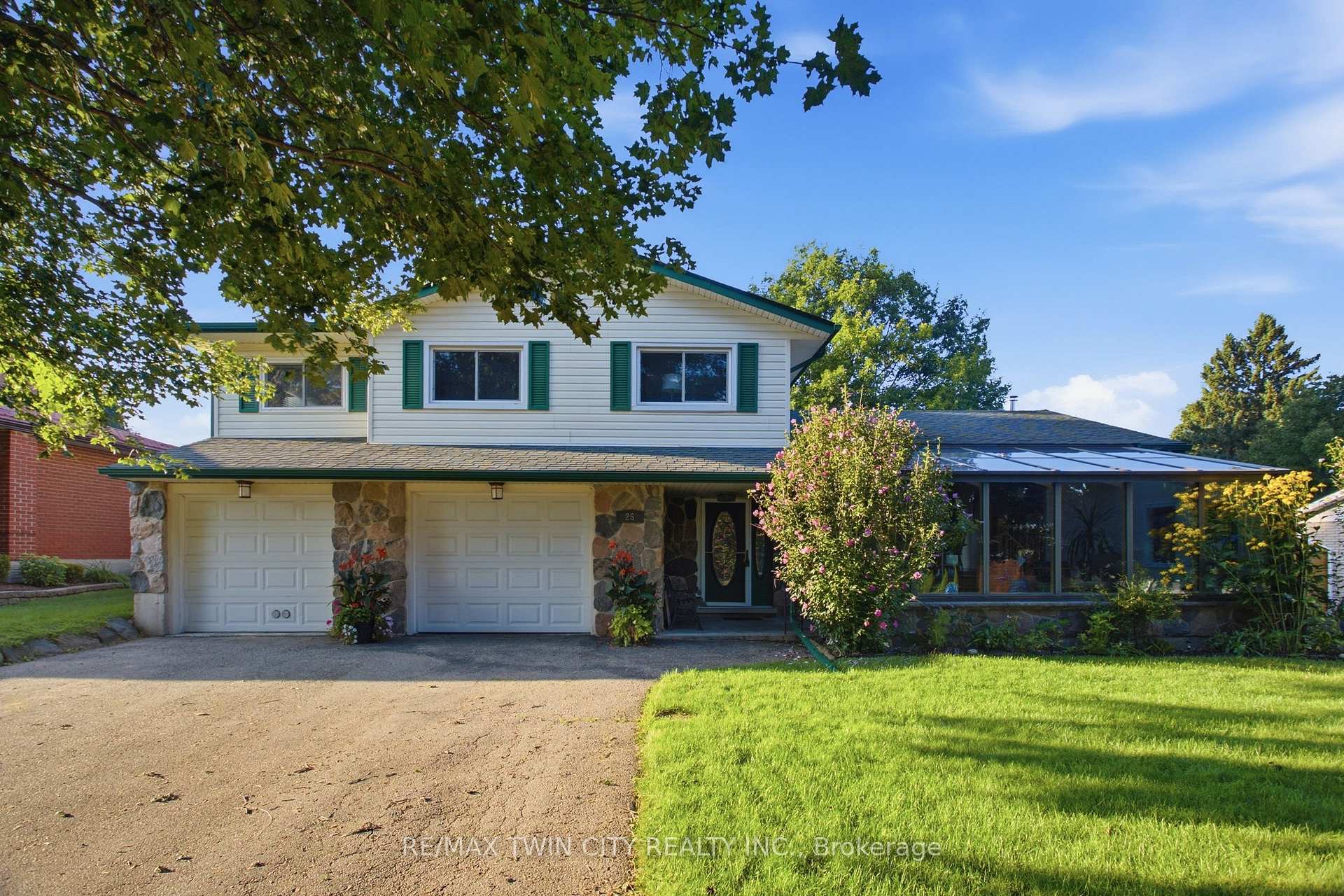 Photo 2 of 25 Alice Crescent, Wilmot — HOMEH