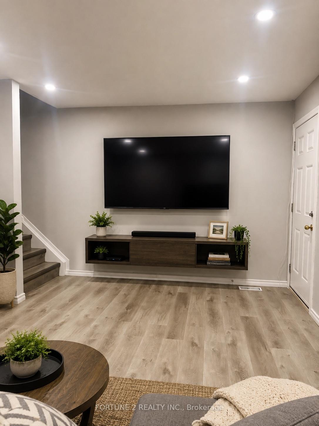 Photo 5 of 21 Roberts Crescent, Kitchener, Alpine — HOMEH