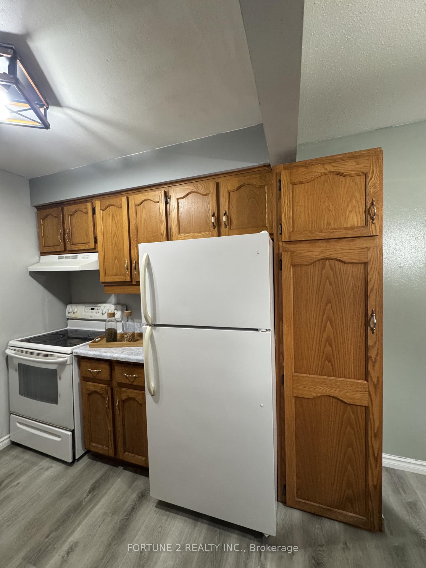 Photo 10 of 21 Roberts Crescent, Kitchener, Alpine — HOMEH
