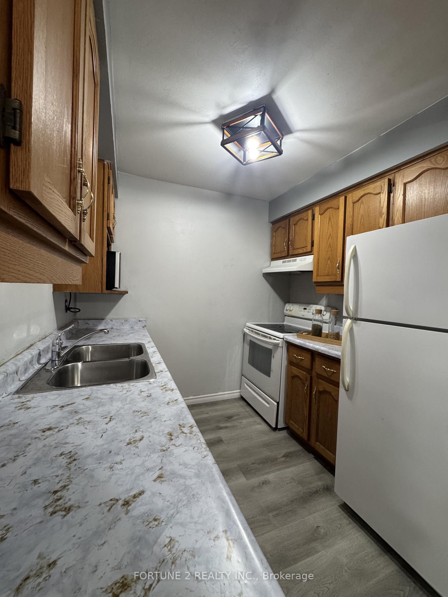Photo 11 of 21 Roberts Crescent, Kitchener, Alpine — HOMEH