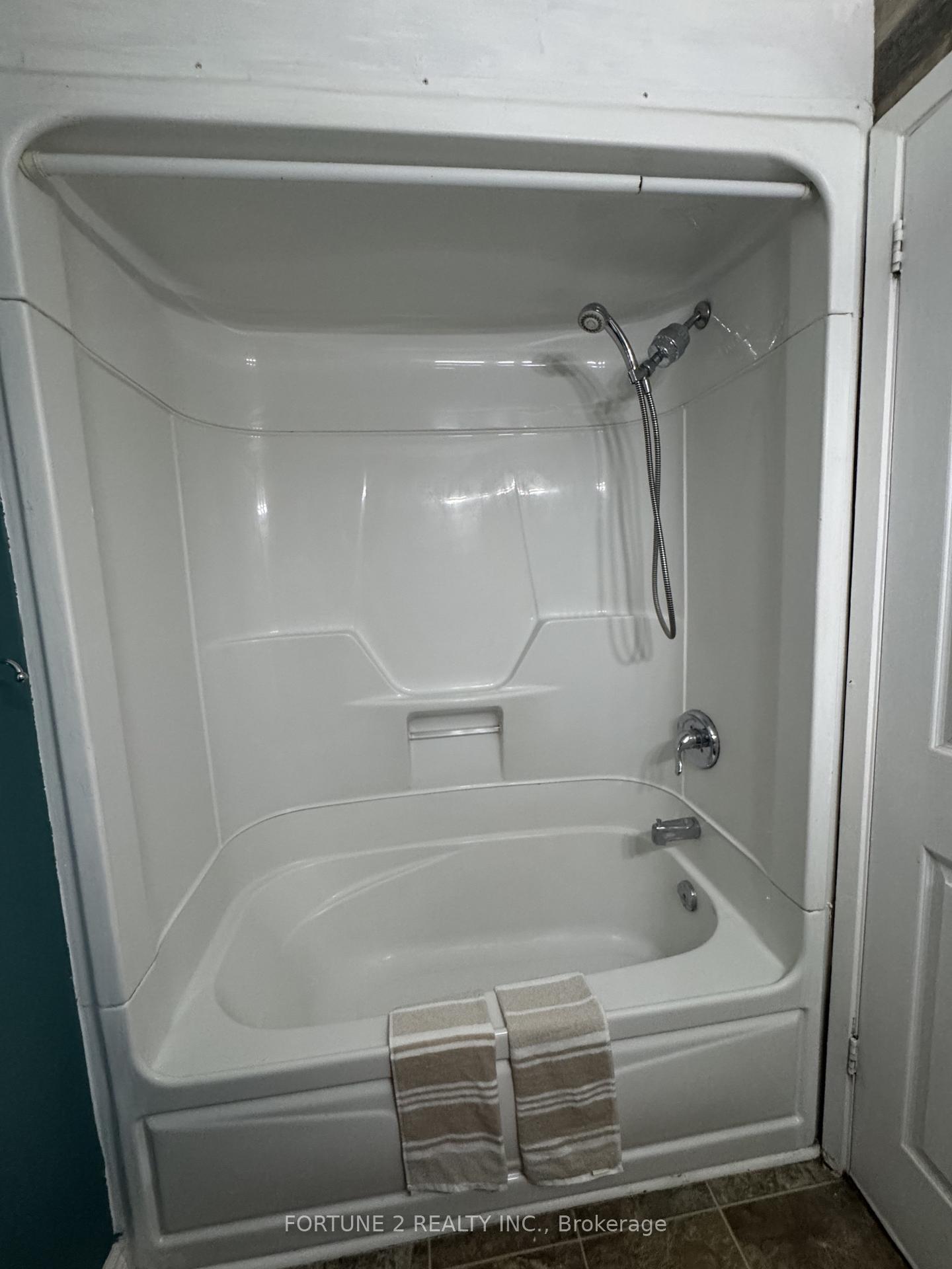 Photo 16 of 21 Roberts Crescent, Kitchener, Alpine — HOMEH
