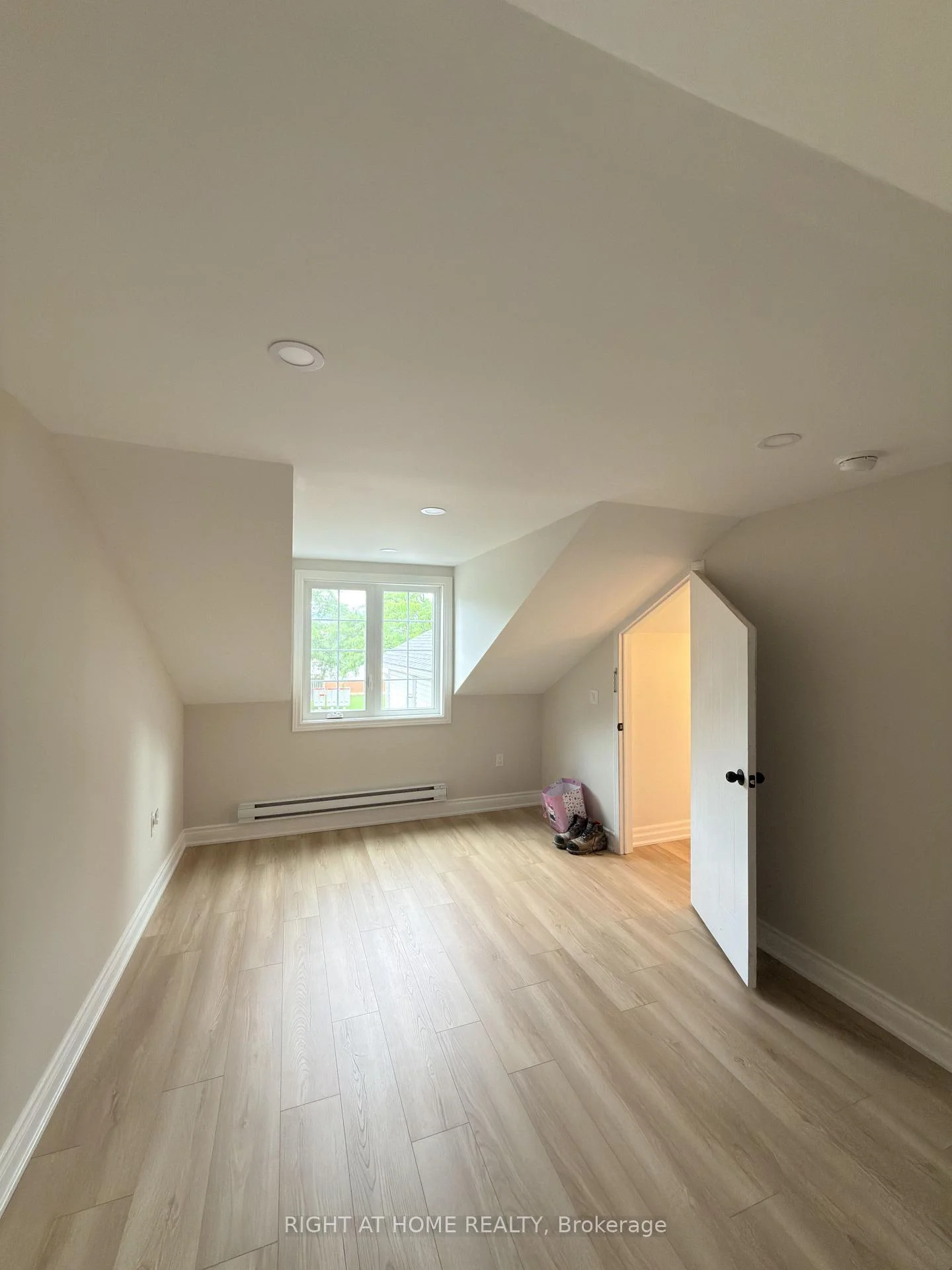 Photo 11 of Unit Main, 73 Barre Drive, Barrie, Painswick North — HOMEH