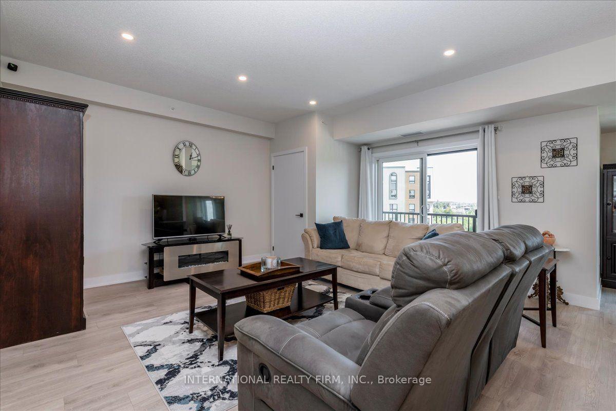 Photo 8 of Unit 301, 8 Culinary Lane, Barrie, Rural Barrie Southeast — HOMEH