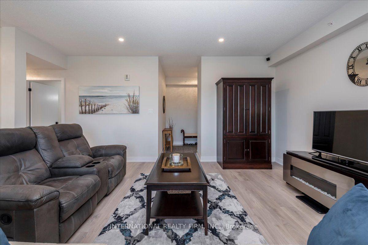 Photo 10 of Unit 301, 8 Culinary Lane, Barrie, Rural Barrie Southeast — HOMEH