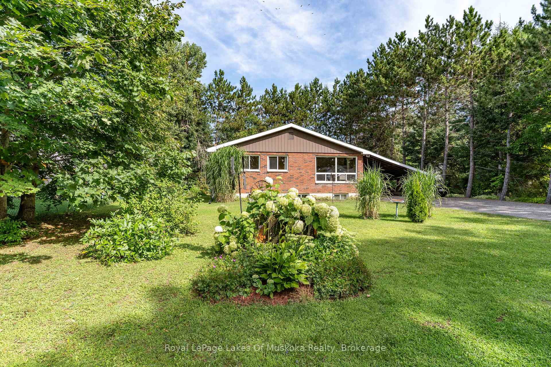 Photo 2 of 20 Sander Drive, Bracebridge, Macaulay — HOMEH