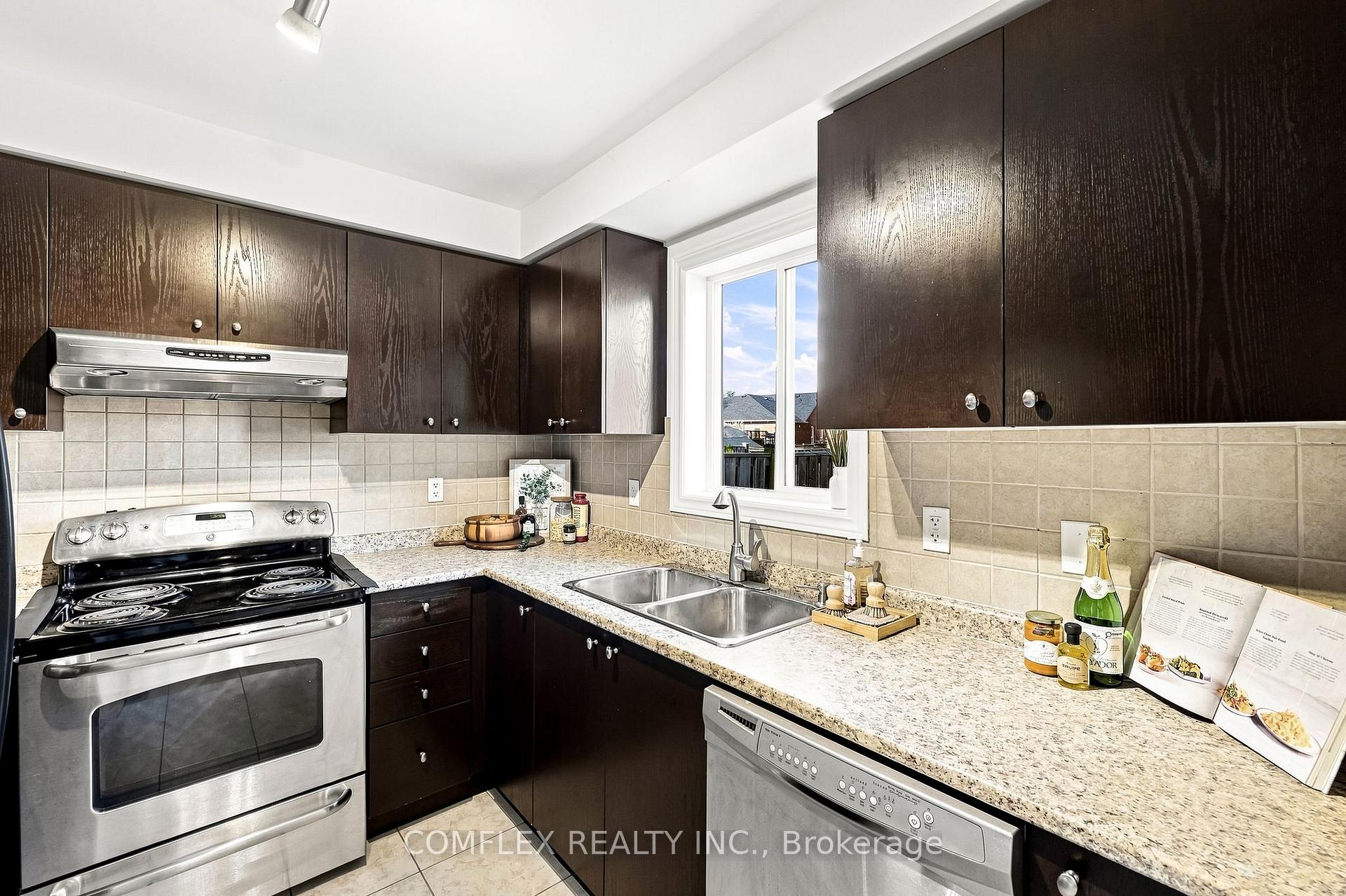 Photo 16 of 5 Rich Crescent, Whitby, Williamsburg — HOMEH