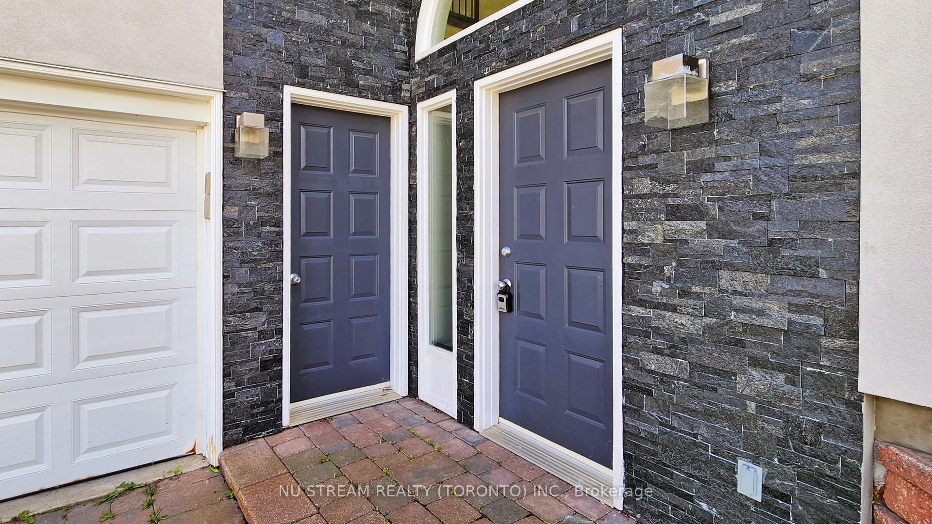 Photo 2 of 15 Bond Crescent, Richmond Hill, Oak Ridges — HOMEH