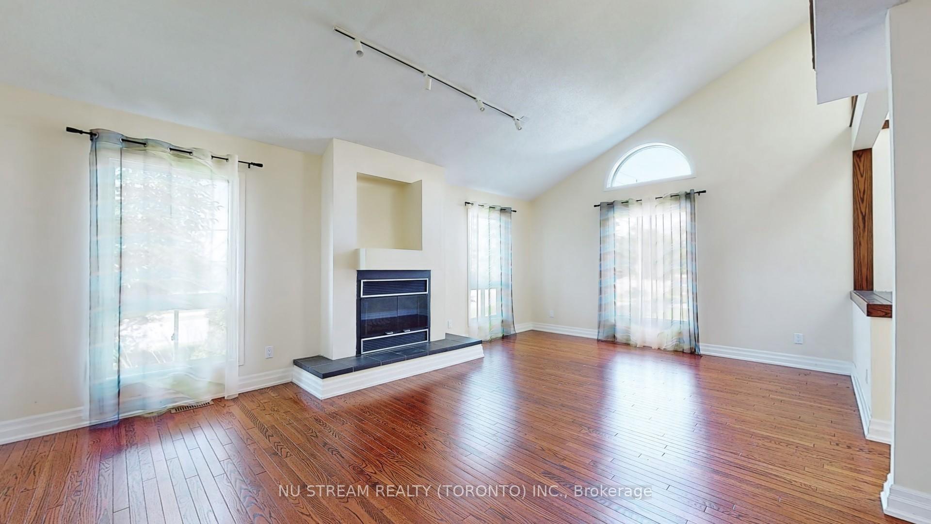 Photo 3 of 15 Bond Crescent, Richmond Hill, Oak Ridges — HOMEH