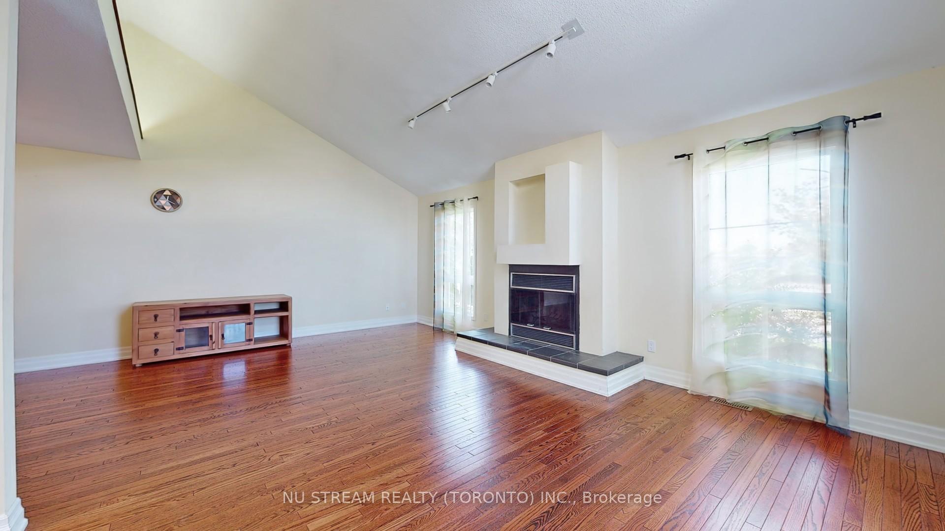 Photo 4 of 15 Bond Crescent, Richmond Hill, Oak Ridges — HOMEH