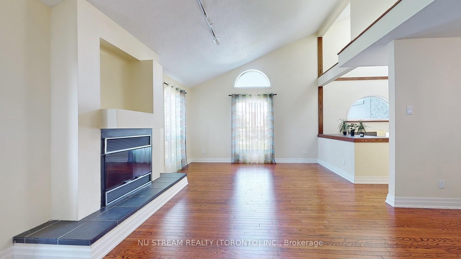 Photo 5 of 15 Bond Crescent, Richmond Hill, Oak Ridges — HOMEH