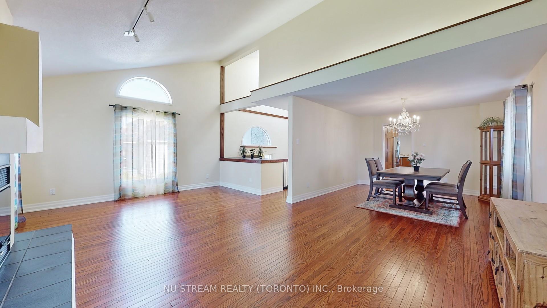 Photo 7 of 15 Bond Crescent, Richmond Hill, Oak Ridges — HOMEH