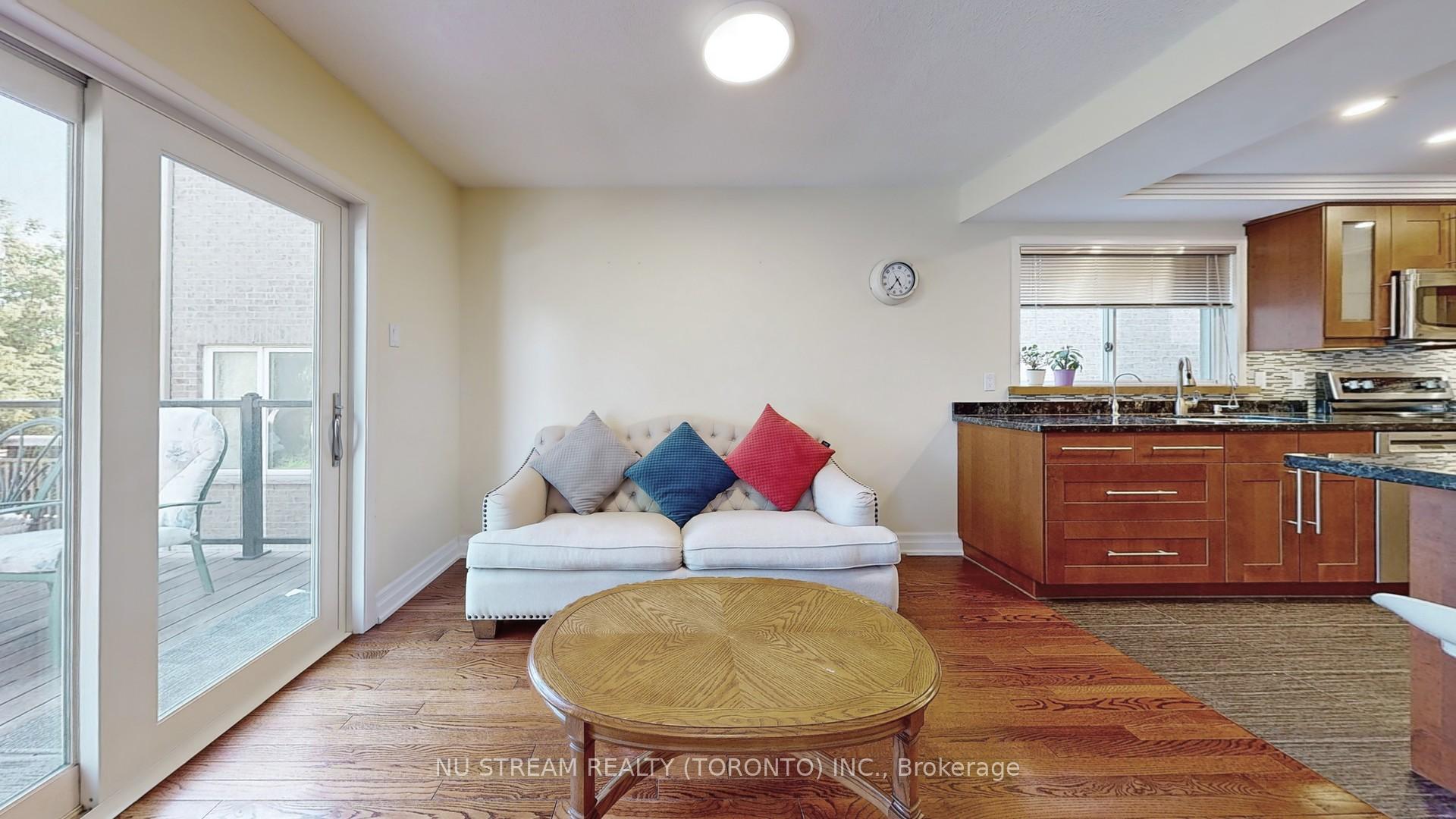 Photo 10 of 15 Bond Crescent, Richmond Hill, Oak Ridges — HOMEH